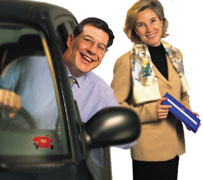 Image: Juan Allende, Milans del Bosch, Linea Directa customer with Maria Dolores Dancausa, Company Secretary, Linea Directa